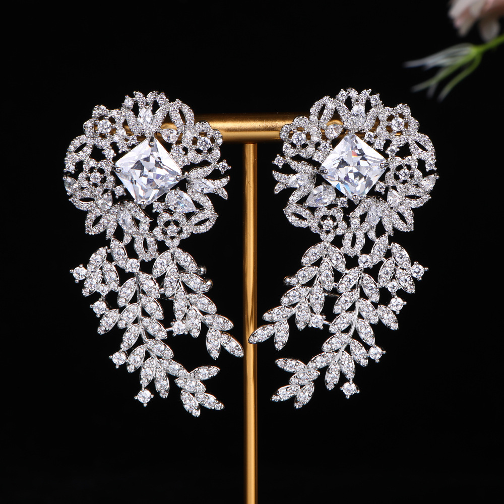 Women Accessories Dubai - HIBRIDE Anting Putih Berkilau Daun Elegan